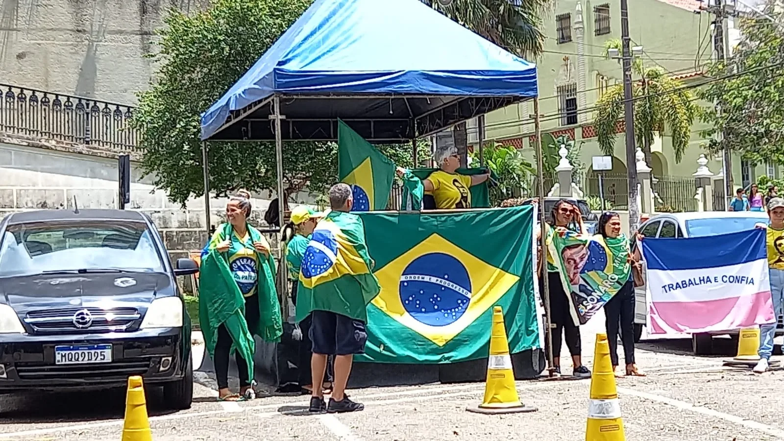 Um quinto da população brasileira se declara de direita; para 54%, família influencia opção política