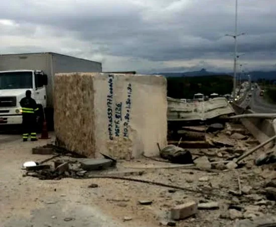 Motorista invade a contramão, pedra cai de caminhão e trânsito fica lento na BR-101