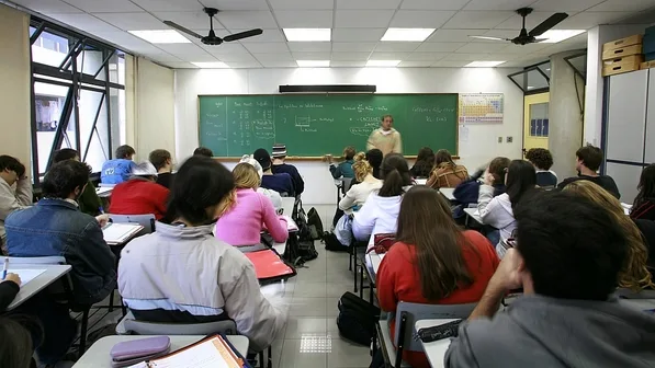 Pesquisa diz que 76% dos jovens adiariam faculdade por falta de dinheiro ou bolsa