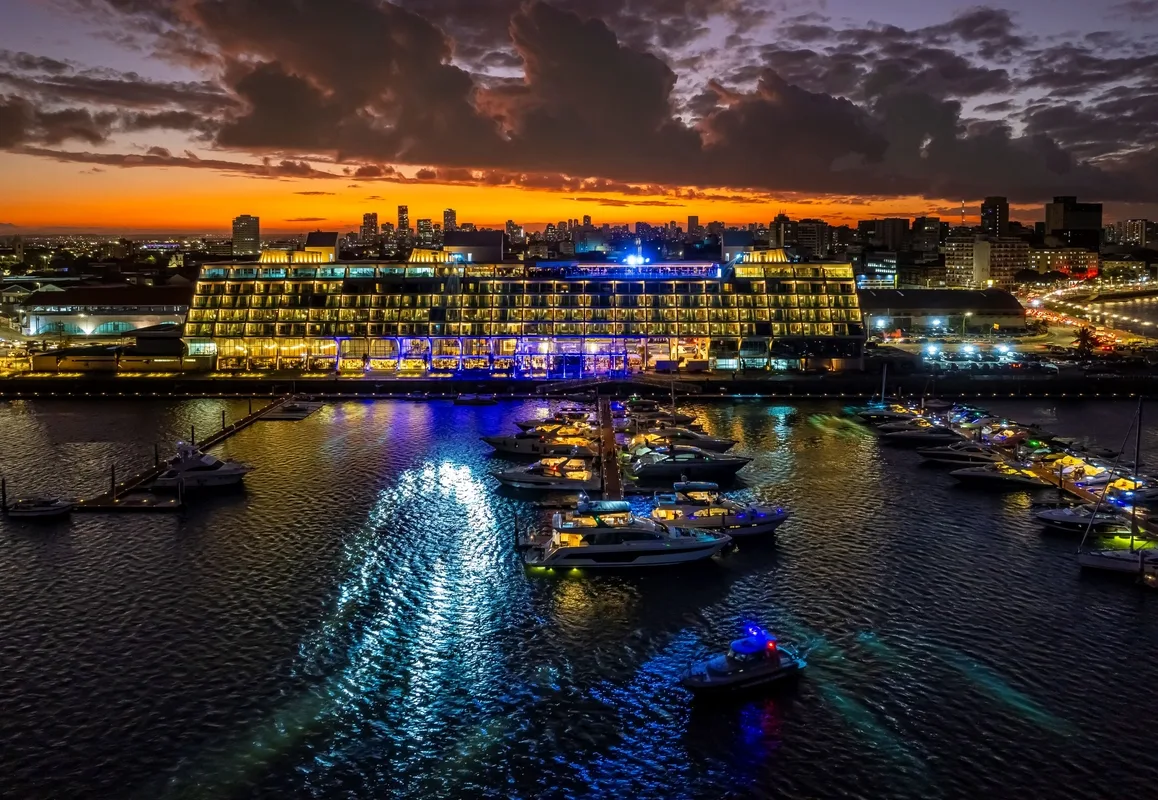 Novotel Recife Marina tem iluminação integrada à paisagem