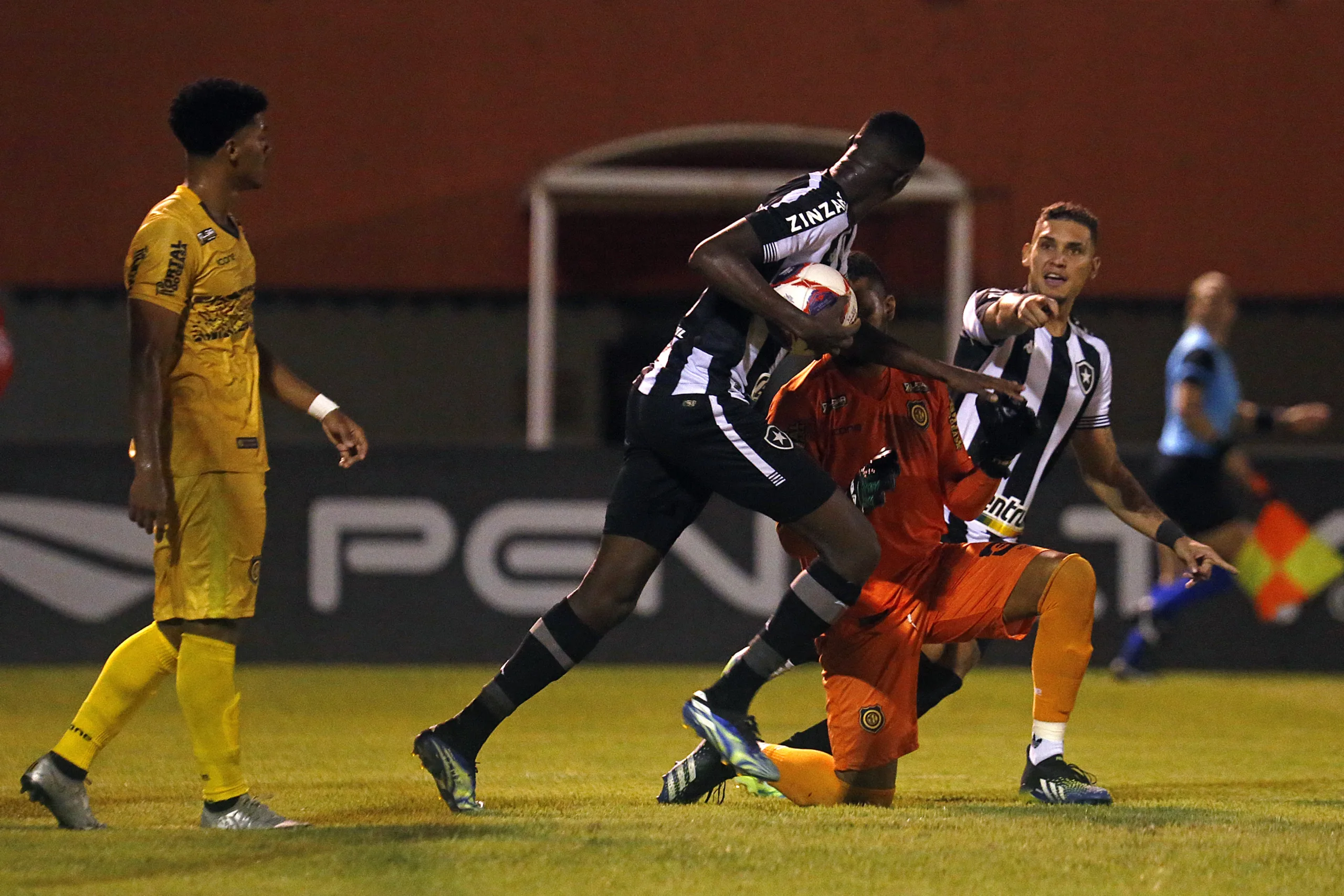 Botafogo busca empate diante do Madureira, mas desperdiça chance de entrar no G4