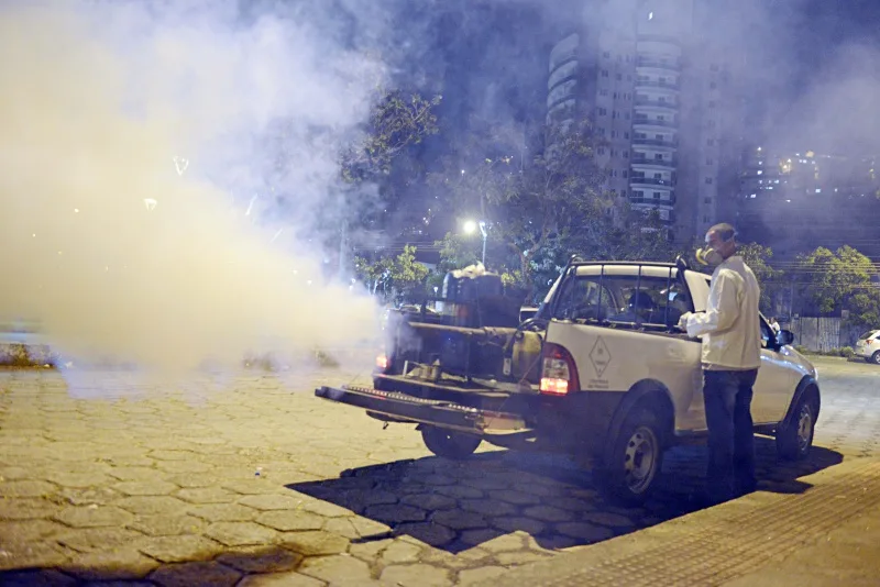 Carro Fumacê em ação nas ruas de Vitória