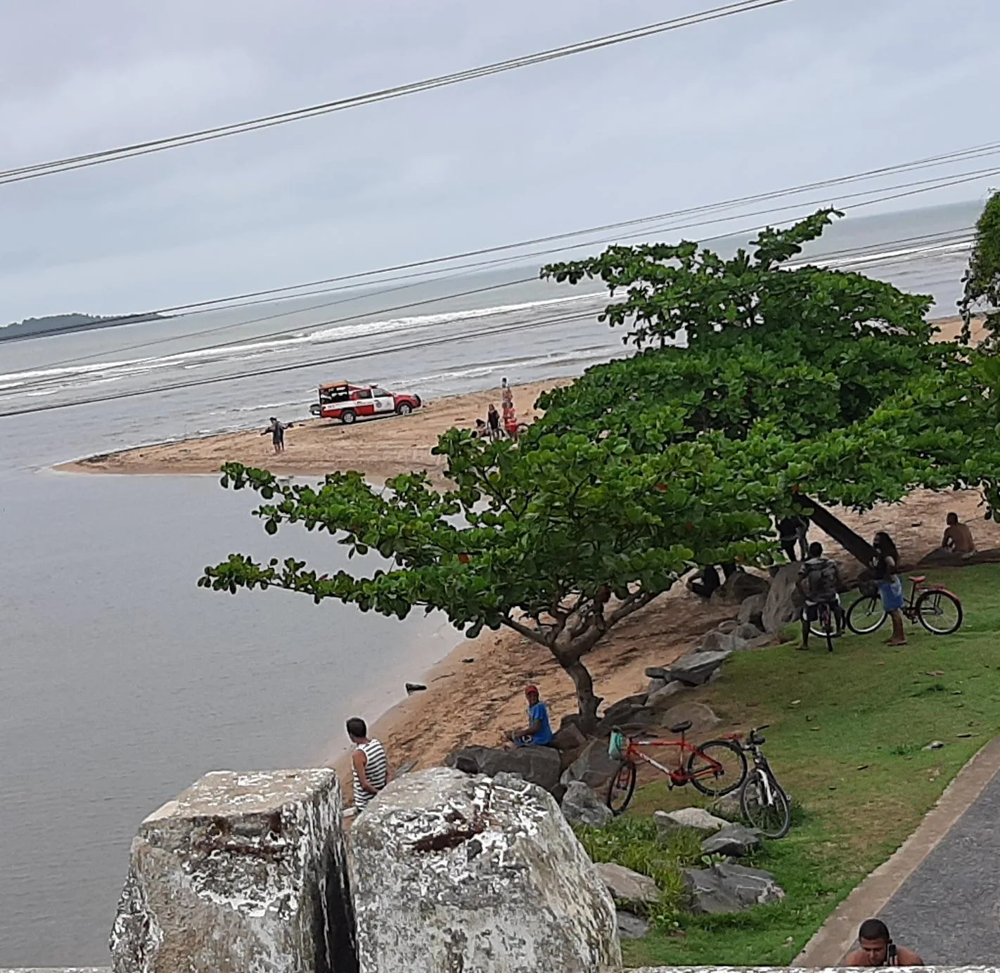 VÍDEO | Adolescente de 14 anos desaparece após tentar atravessar rio em Praia Grande