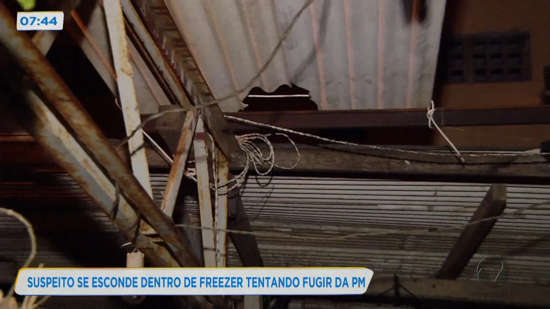 Suspeito se esconde dentro de freezer tentando fugir da PM