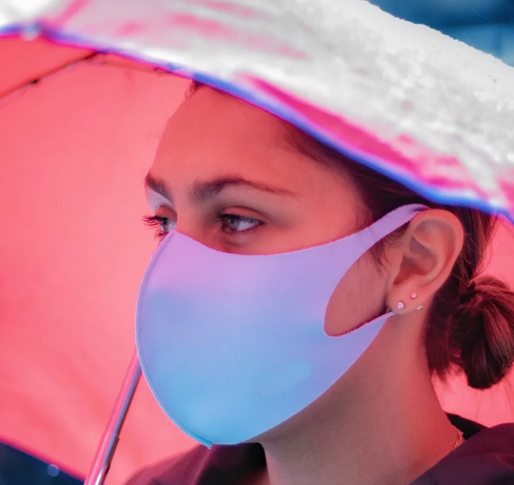 Especialistas recomendam o uso de duas máscaras de tecido para se proteger da covid-19