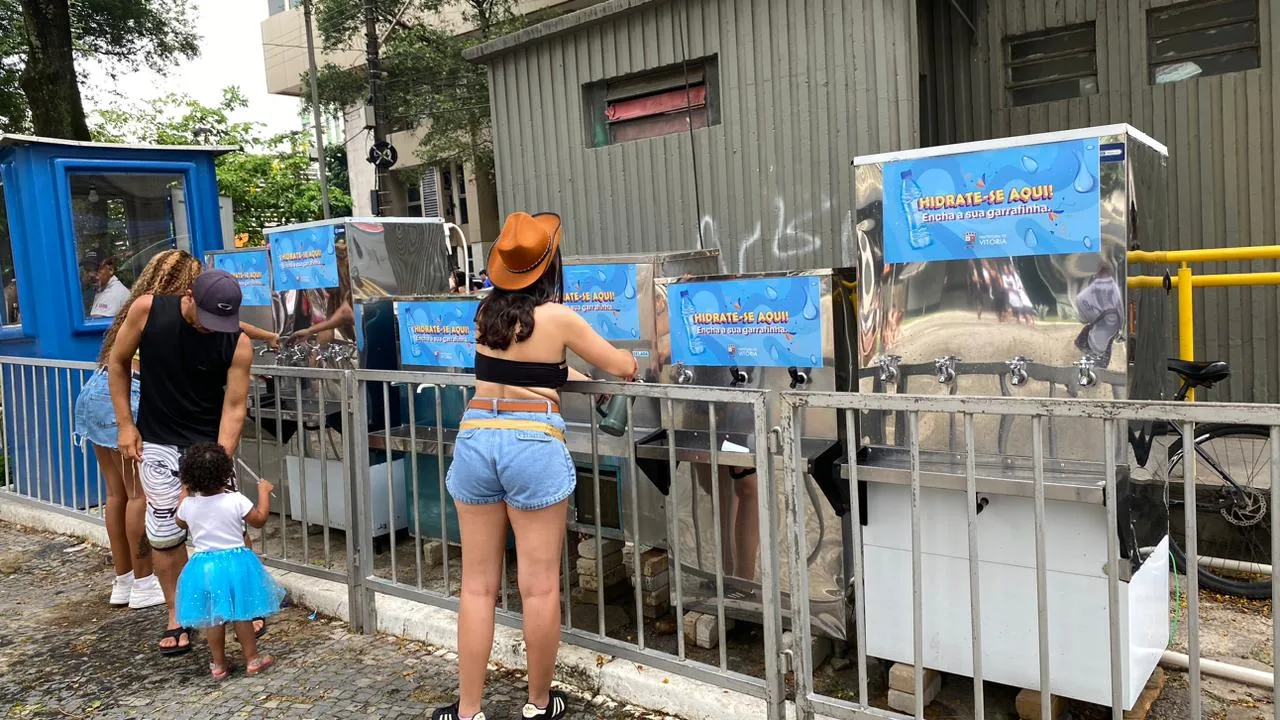 Foliões têm acesso gratuito a água durante carnaval no Centro de Vitória