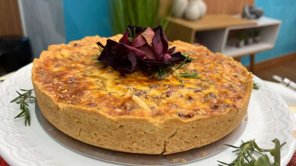 Receita fácil: como fazer quiche lorraine, de cebola caramelizada e calabresa