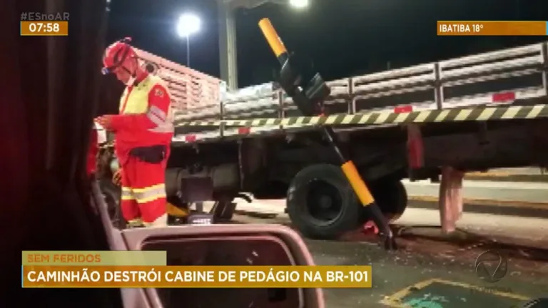 Caminhão destrói cabine de pedágio na Serra