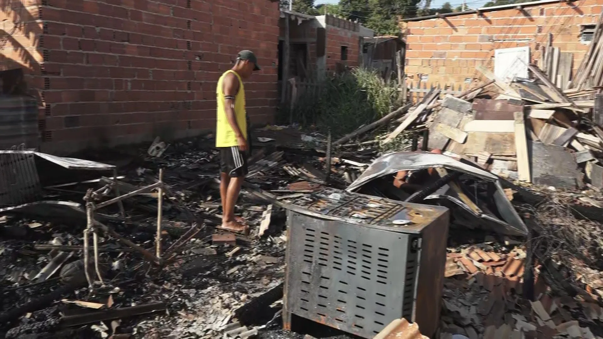 VÍDEO | Família perde tudo após casa pegar fogo em Vila Velha