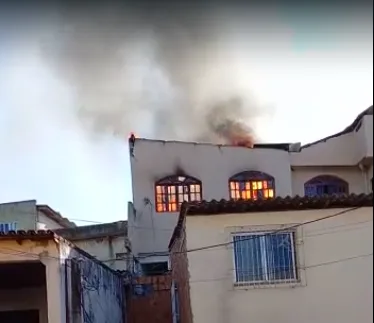 VÍDEO | Apartamento pega fogo e duas crianças são socorridas por vizinho em Guarapari