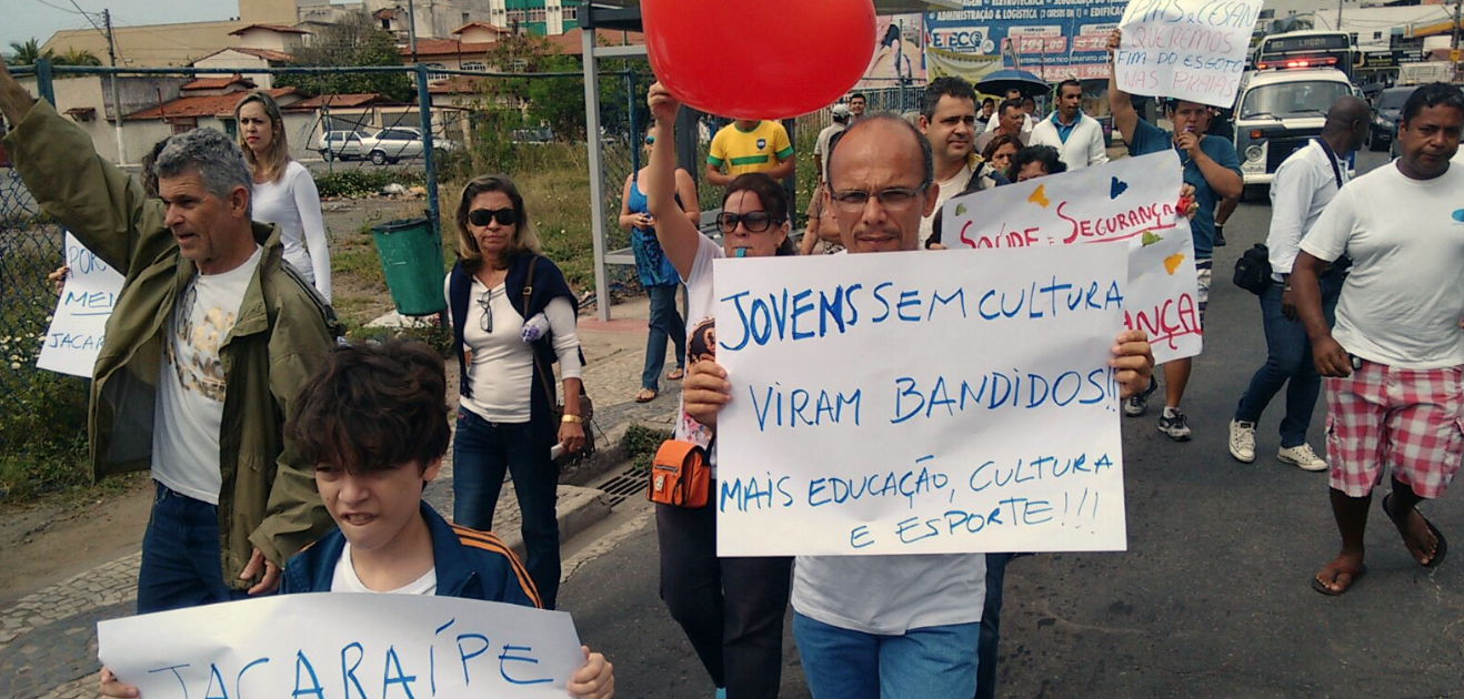 Moradores de Jacaraípe realizam manifestação pedindo segurança e interditam via