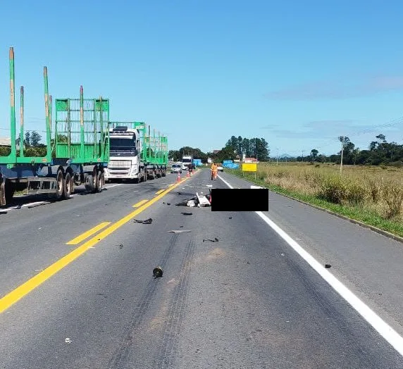 Motociclista morre após colidir com carreta na BR-101 no Norte do ES