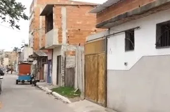 Taxista é trancado em porta-malas em assalto, mas consegue fugir para avisar a polícia; criminosos invadiram casas durante fuga