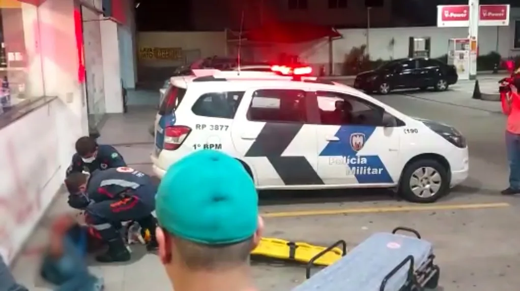 Morador de rua é agredido com barra de ferro e esfaqueado em posto de Vitória