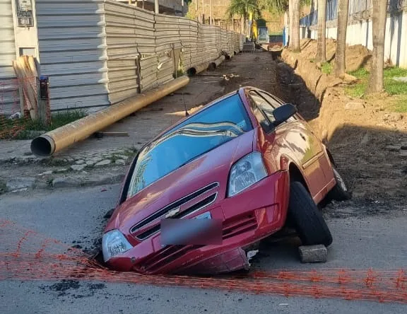 Carro é 'engolido' por buraco após motorista invadir obra em Vila Velha