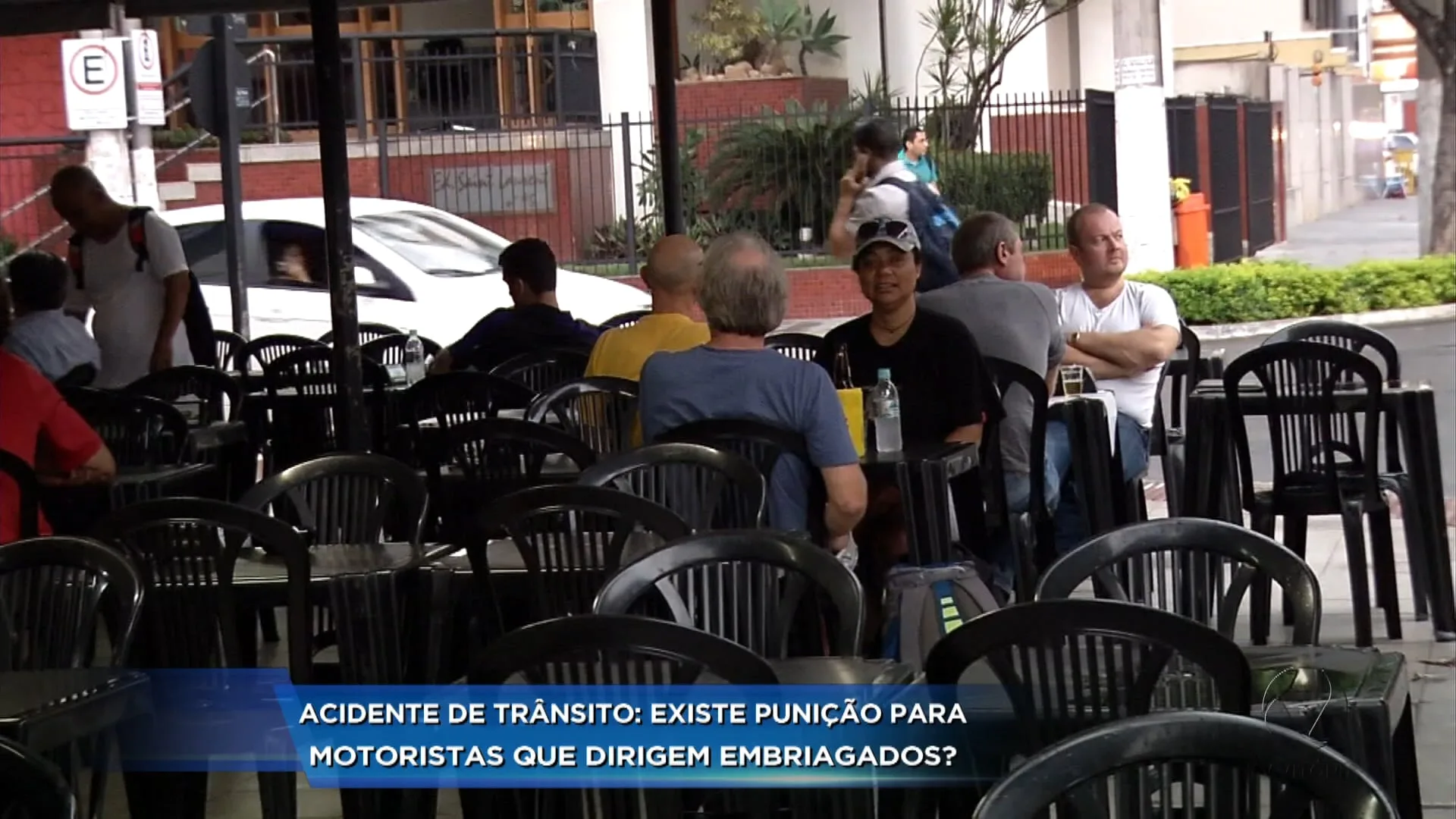 UM MOTORISTA FOI ENCAMINHADO HOJE PARA O CENTRO DE TRIAGEM DE VIANA APÓS ATROPELAR TRÊS CICLISTAS