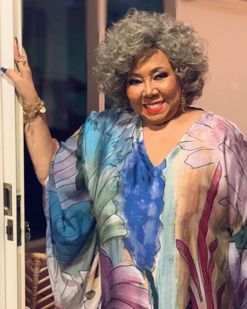 Alcione encomenda looks de ateliê capixaba após posar em show no ES