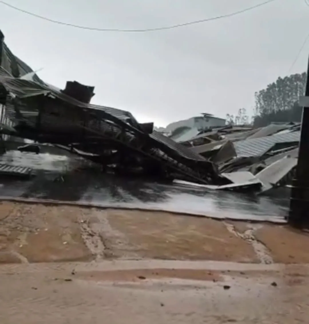 VÍDEO | Chuva e ventania destroem estrutura do Parque de Exposições de Vargem Alta