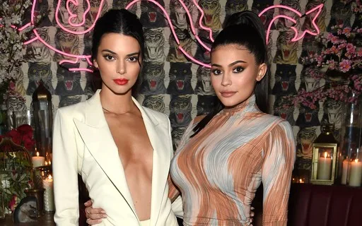 Kendall e Kylie Jenner brigam feio e saem no tapa: Ela pegou o salto e enfiou no meu pescoço!