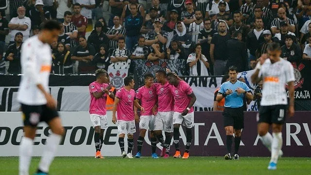 Jogadores do Corinthians reconhecem superioridade do Del Valle em Itaquera