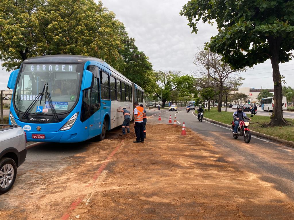 Óleo vaza de ônibus e trânsito tem faixas interditadas na Enseada do Suá