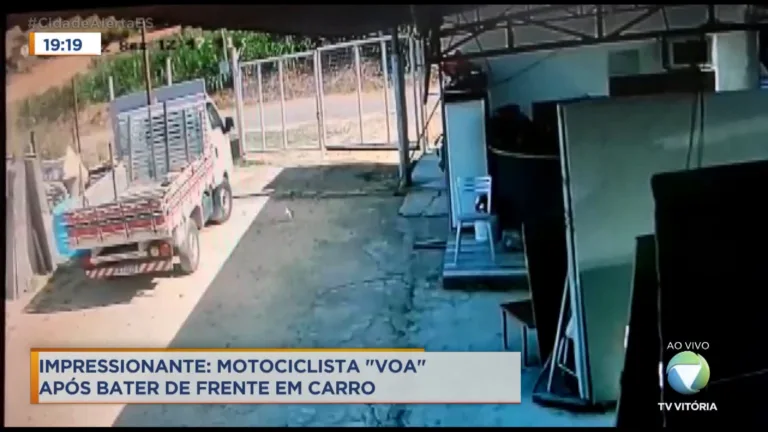 Motociclista voa após bater de frente em carro