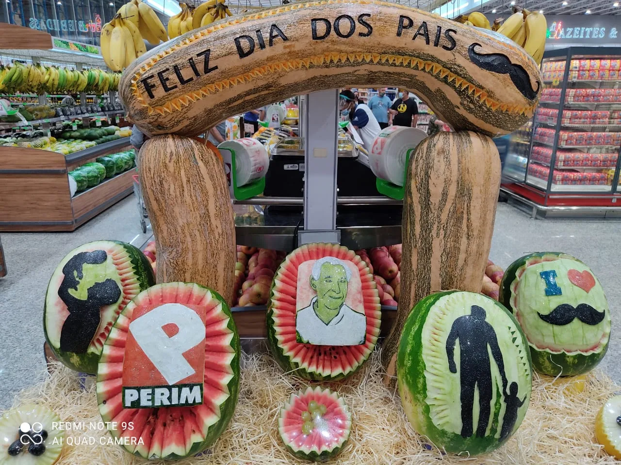 Arte em frutas chama atenção em supermercado de Vila Velha