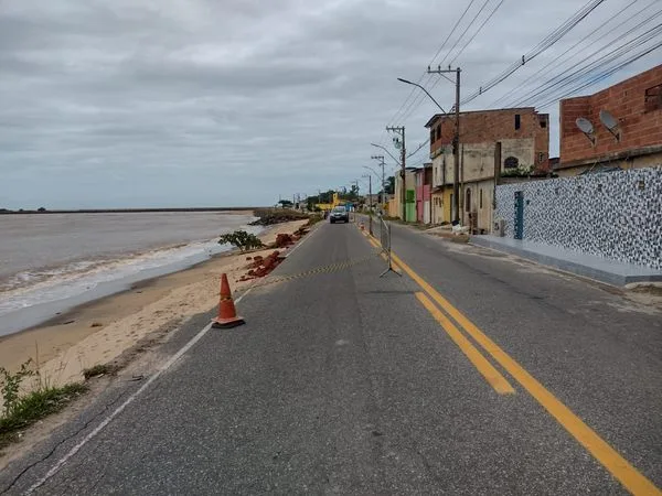 Avanço do mar causa erosão e interdita parte de rodovia em Marataízes