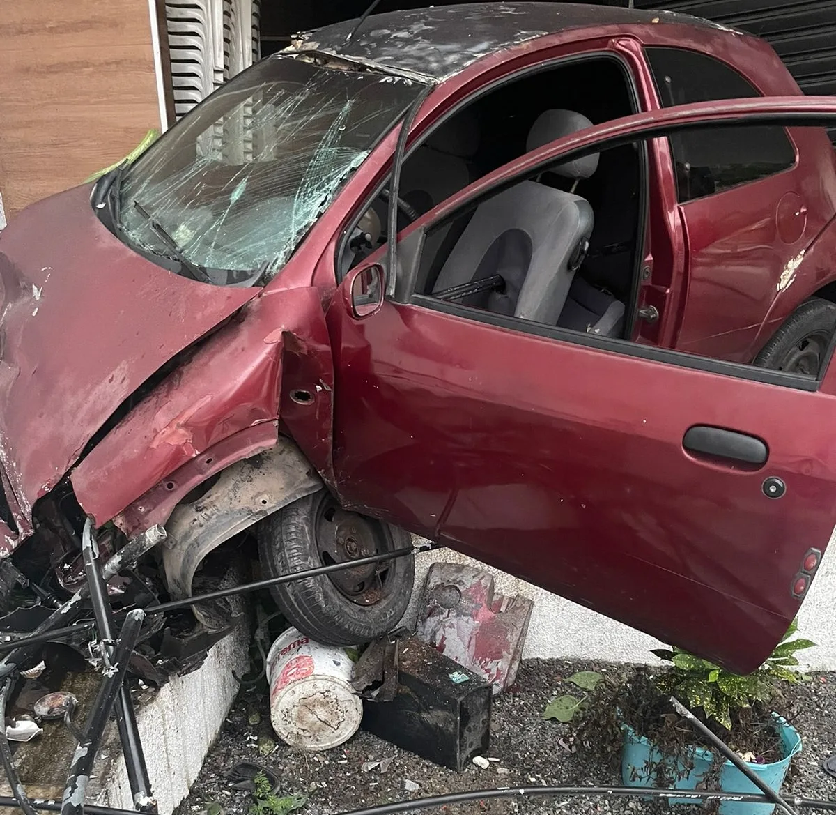 VÍDEO | Veja momento em que carro invade pizzaria em Vitória