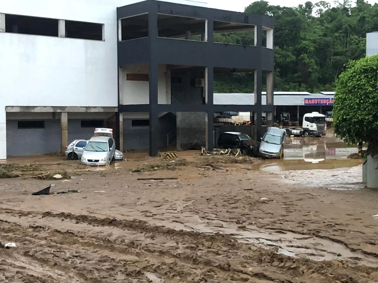 Cooperativa arrecada doações e disponibiliza ambulância para vítimas da chuva no sul do Estado