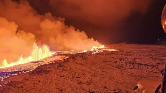 VÍDEO | Vulcão entra em erupção ao sudoeste da Islândia