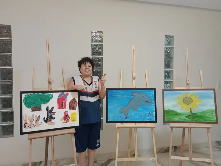 Aluno autista se destaca com pinturas e exposição em Vila Velha