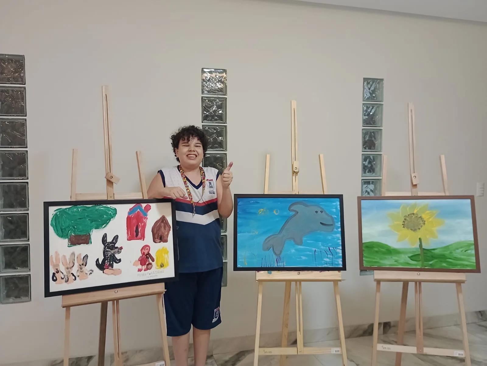 Aluno autista se destaca com pinturas e exposição em Vila Velha