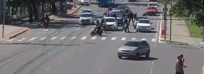 VÍDEO| Condenado por tráfico de drogas é preso enquanto andava de moto em Vitória