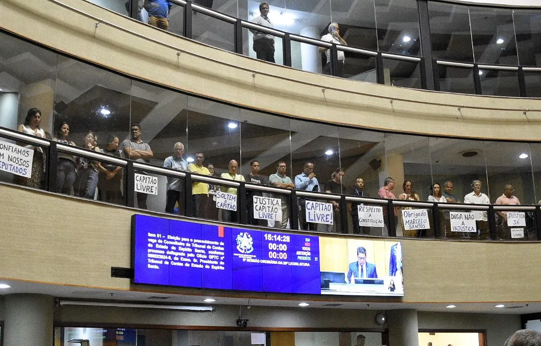 Manifestação na galeria da Assembleia pede soltura de Capitão Assumção