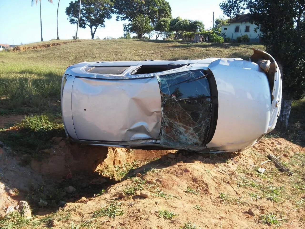 Motorista morre após capotar com carro na Rodovia do Sol em Anchieta