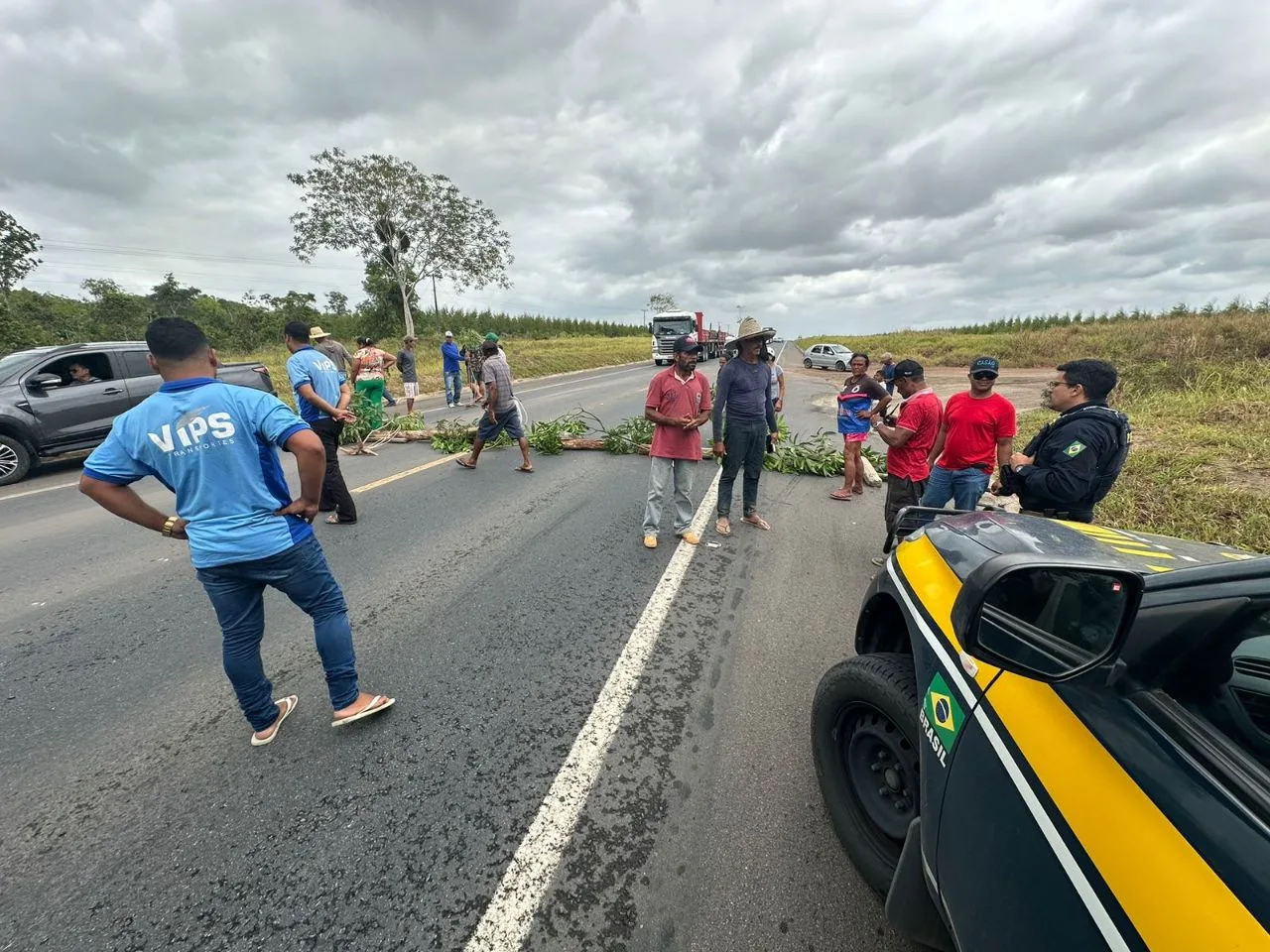 Protesto de quilombolas interdita a BR-101 em Conceição da Barra