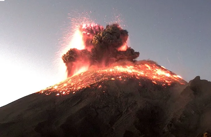 VÍDEO | Vulcão entra em erupção no México; população foi retirada do local