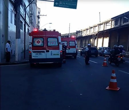 Motociclista bate em carro e fica ferida em acidente no Centro de Vitória