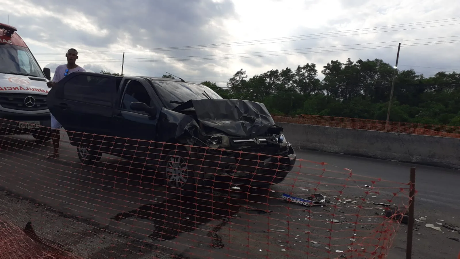 Acidente entre carro e ônibus do Transcol deixa uma pessoa ferida na Rodovia das Paneleiras