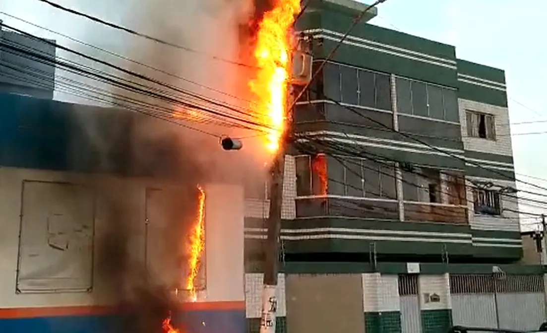 VÍDEO I Incêndio após explosão em transformador provoca falta de energia em Itapuã