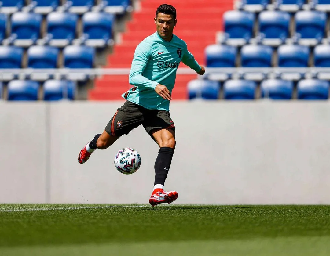 Cristiano Ronaldo chora após a eliminação de Portugal para Marrocos na Copa do Mundo