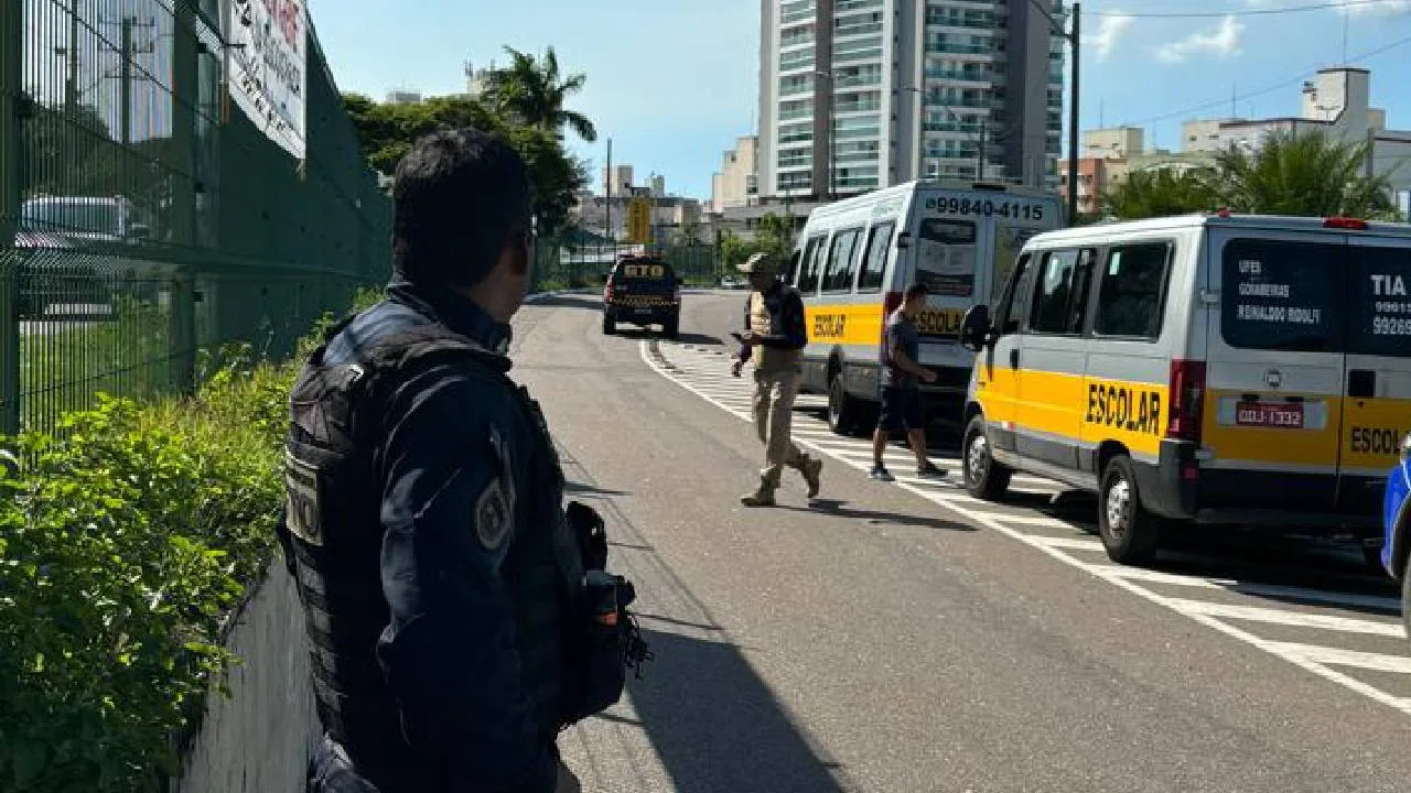 Vans clandestinas que transportavam alunos da escola da Ufes são apreendidas