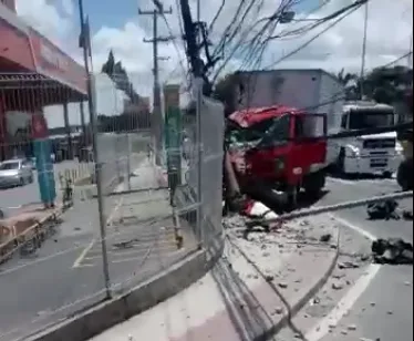 VÍDEO | Caminhão bate em poste e uma pessoa fica ferida em acidente na BR-101, na Serra