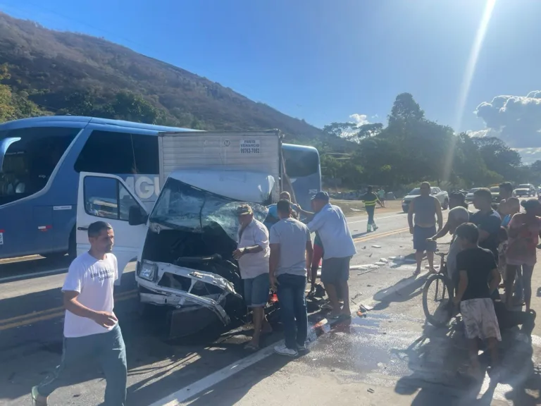 VÍDEO | Acidente entre caminhão e carreta deixa casal ferido na BR-101