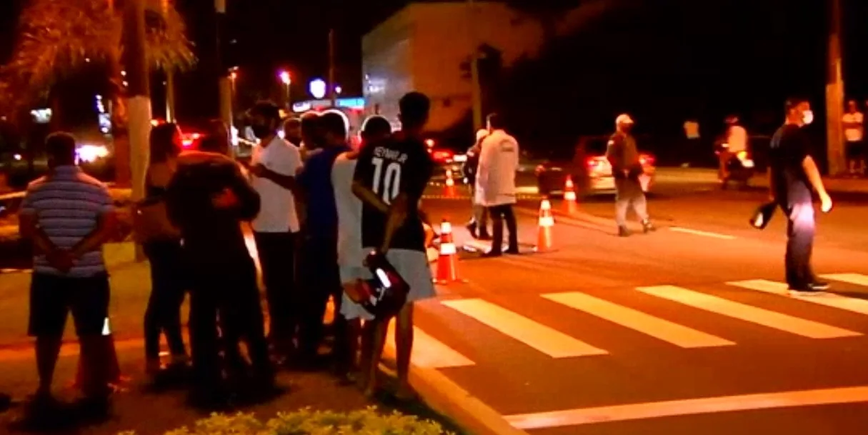 Homem morre após ser atropelado por moto em Vila Velha; ele tentava atravessar a via