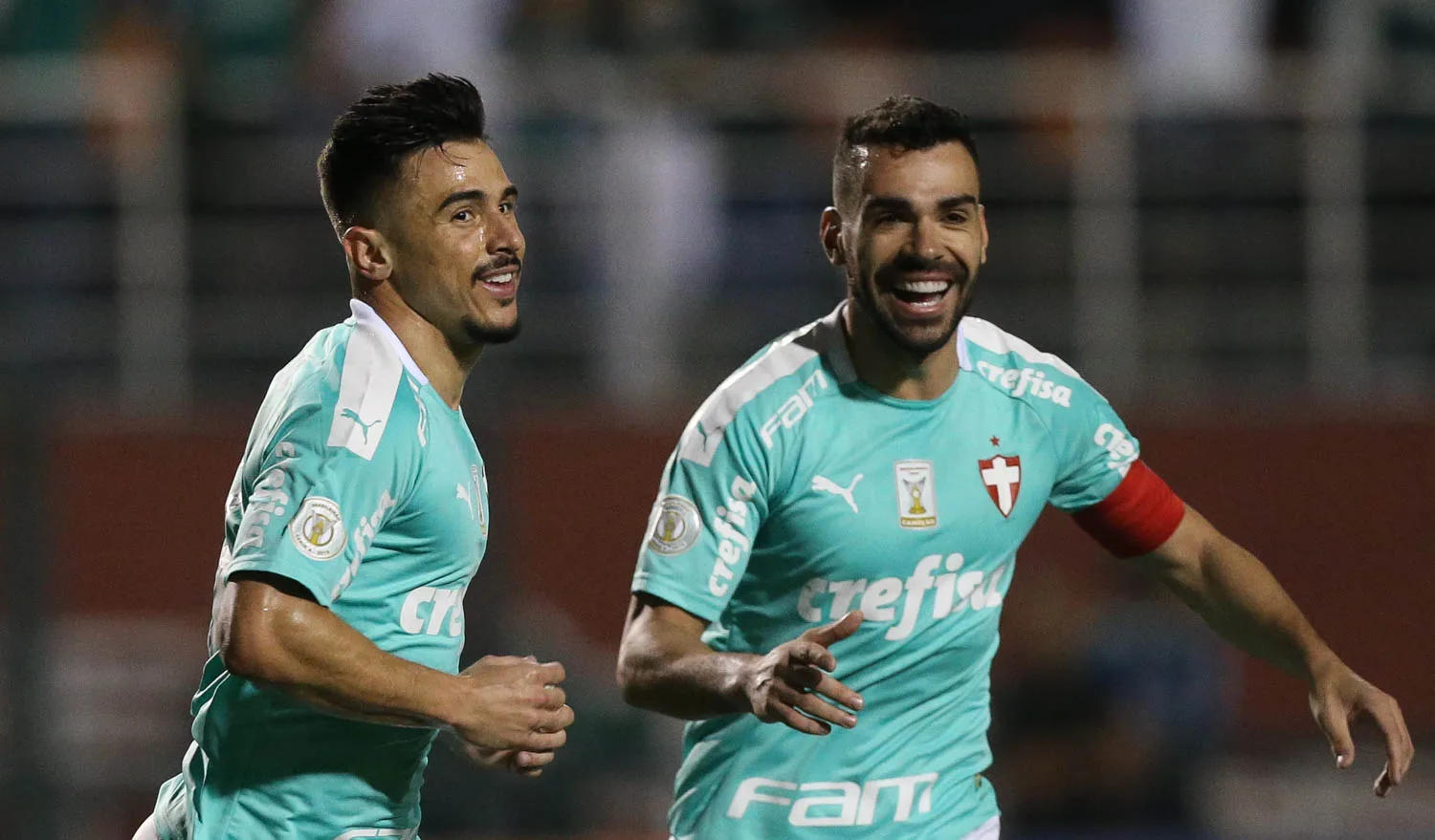 O jogador Willian, da SE Palmeiras, comemora seu gol contra a equipe do CSA, durante partida válida pela vigésima primeira rodada, do Campeonato Brasileiro, Série A, no Estádio do Pacaembu.