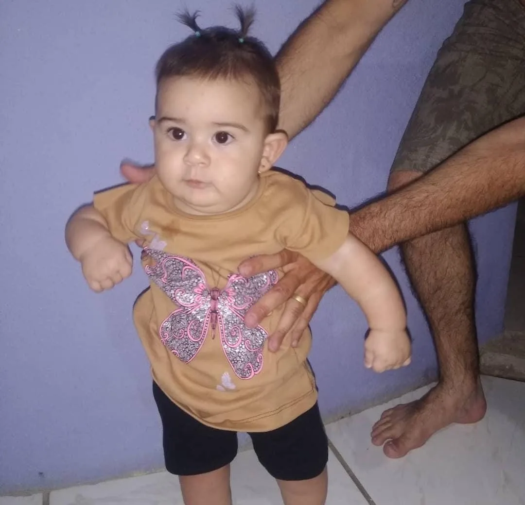 Menina de 1 ano morre afogada na piscina de casa em Cariacica