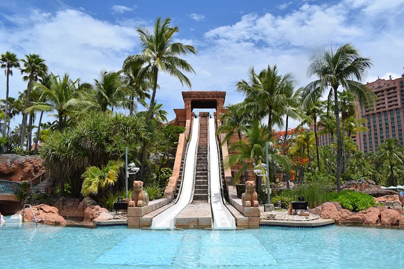 Parque aquático no ES terá que indenizar cliente que se machucou em piscina