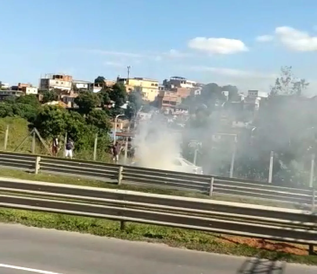 VÍDEO | Carro pega fogo e assusta motoristas na Rodovia Leste-Oeste, em Cariacica